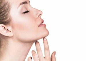 Zena ukazuje na bradu