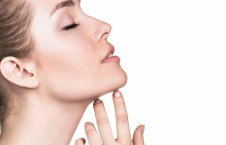 Zena ukazuje na bradu